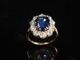 une bague à grappes de saphirs et de diamants