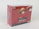 La boîte du jeu de cartes « One Piece » comporte l'image d'un homme portant un chapeau.