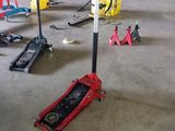 tout un tas d'outils qui traînent par terre dans le garage