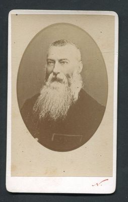 une vieille photo d'un homme à la longue barbe et à la moustache
