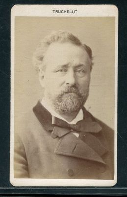 une vieille photo d'un homme barbu portant un nœud papillon