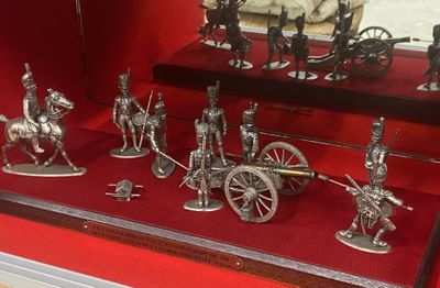 de nombreuses figurines de soldats exposées dans une vitrine