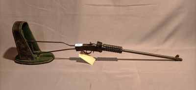 un pistolet posé sur une table à côté d'une paire de chaussures