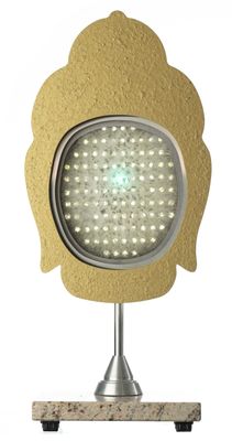 une lampe posée sur un socle en bois