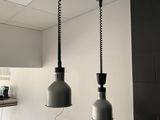 deux lampes suspendues au plafond dans une cuisine