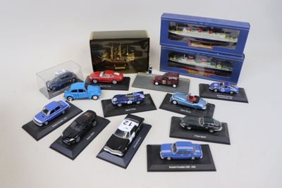 un grand nombre de petites voitures posées sur une table