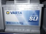trois types différents de piles Varta exposés dans un magasin