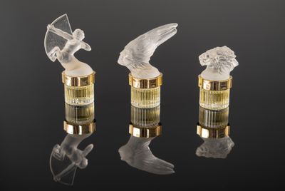 trois figurines d'anges en verre posées sur un fond noir