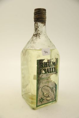 une bouteille d'alcool posée sur une table