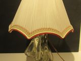 une lampe posée sur une table et munie d'un abat-jour
