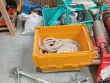 les nombreux types d'outils qui se trouvent dans la pièce