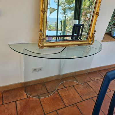 une table en verre surmontée d'un miroir