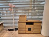 une armoire en bois surmontée d'une boîte