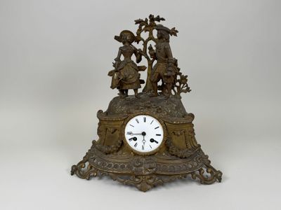 une horloge posée sur une table