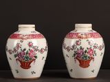 une paire de vases chinois ornés de motifs floraux, posés sur une table