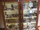 une vitrine contenant de nombreux objets