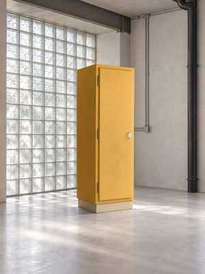 un casier jaune au milieu d'une grande pièce