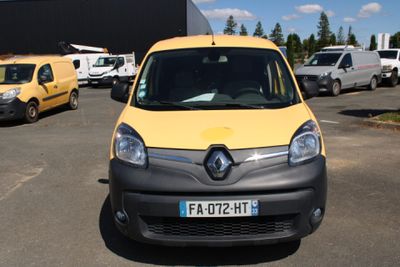 une camionnette jaune et noire garée sur un parking