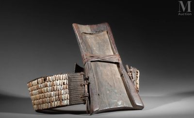 une chaise en bois dans laquelle se trouvent tout un tas de livres