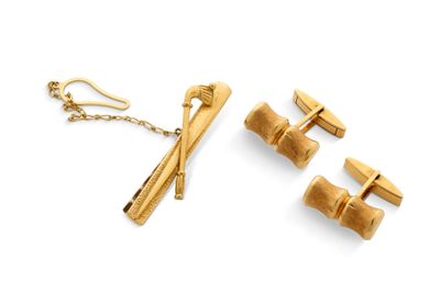 deux paires de boutons de manchette en or et une paire de ciseaux