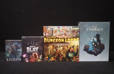 un grand nombre de livres posés sur une table