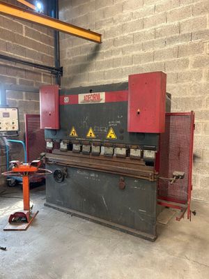 une image d'une machine située dans un bâtiment