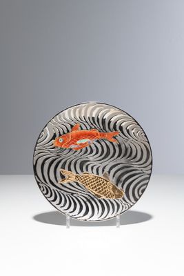 une photo d'une assiette posée sur une table, sur laquelle se trouve un poisson