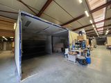 un grand garage ouvert avec beaucoup de meubles à l'intérieur