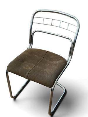 une chaise en métal avec une assise marron sur fond blanc