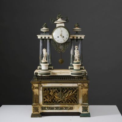 une horloge posée sur une table