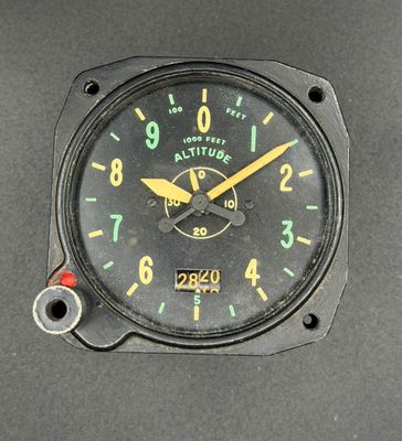 un gros plan d'une horloge posée sur une surface noire