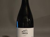 une bouteille de vin posée sur une table