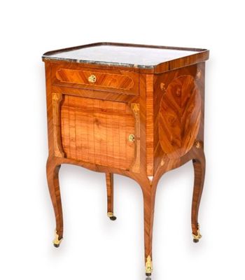 une image d'une petite table en bois avec un plateau en marbre