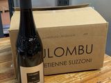 une bouteille de vin posée sur une table à côté d'une boîte