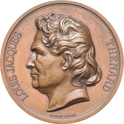 une image montrant un gros plan d'une médaille sur fond blanc