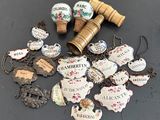 un grand nombre d'objets posés sur une table