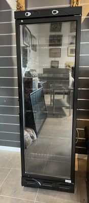 un grand miroir au milieu d'une pièce