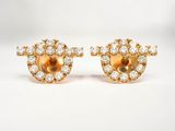 une paire de boucles d'oreilles en or et diamants sur fond blanc
