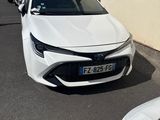 une voiture blanche garée sur le bord de la rue