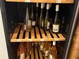 un réfrigérateur contenant de nombreuses bouteilles de vin