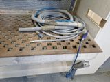 un tas de tuyaux posés sur une table