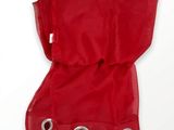 un sac rouge sur lequel est représentée une paire de chaussures