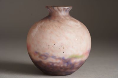 un petit vase posé sur une table
