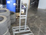 de nombreux pneus et un chariot dans un garage