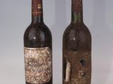deux bouteilles de vin qui ont été laissées sur la table