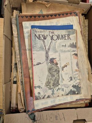 une boîte remplie de livres sur laquelle figure l'image d'un homme tenant un pistolet