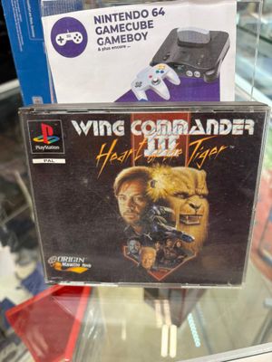 deux consoles de jeux vidéo exposées dans un magasin