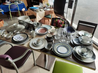 une table avec beaucoup d'assiettes et de tasses