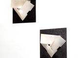 trois feuilles de papier accrochées au mur