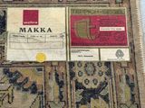 une photo d'un tapis sur lequel se trouvent de nombreux objets